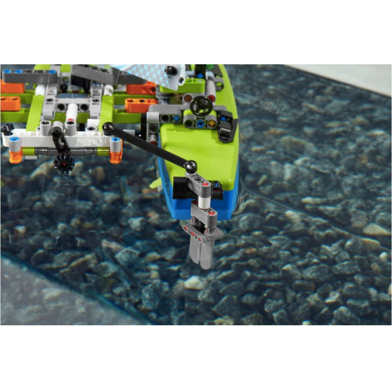 LEGO® Technic™ Catamarán (42105)